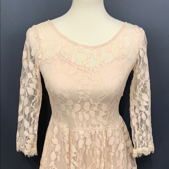 Pretty lace dress - Picture 3 of 5